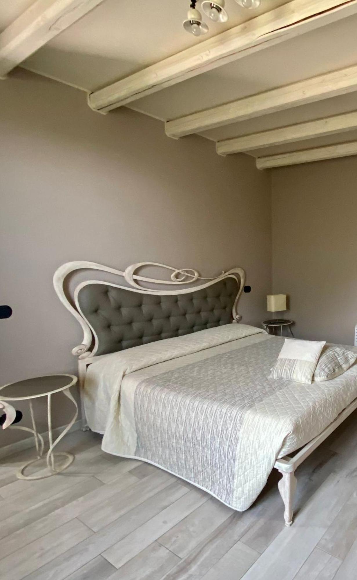 Casale Raffaello B&B Como Albese Con Cassano Exterior photo